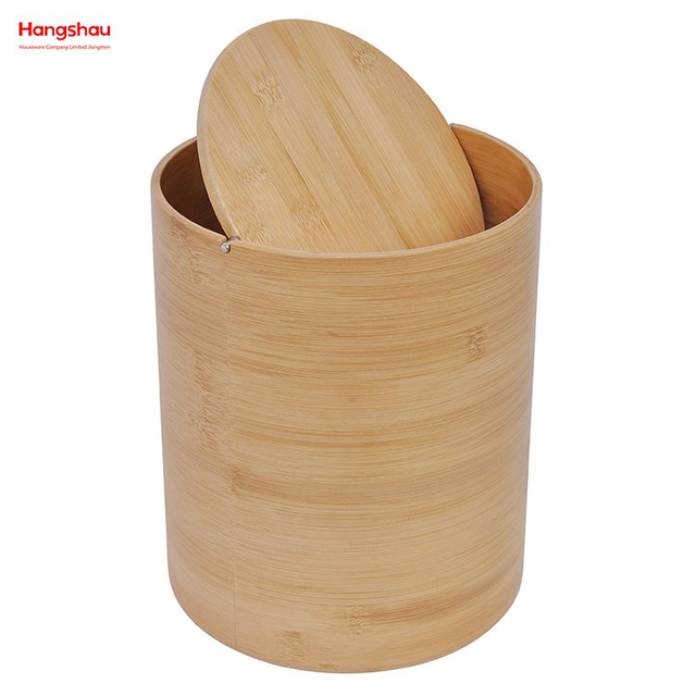 Basura de basura con lavabo de tapa de swing hecha de bambú al aire libre de basura al aire libre.