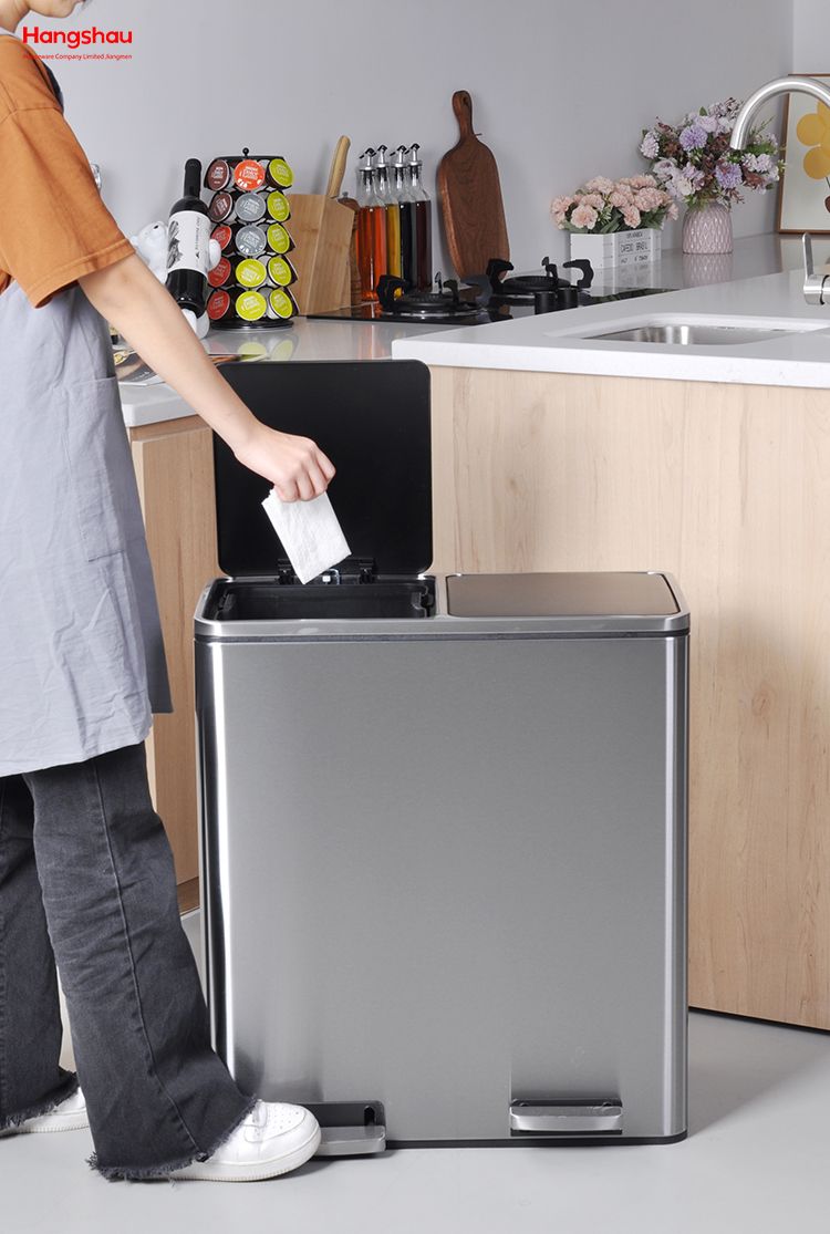 Contenedores de basura de cafetería